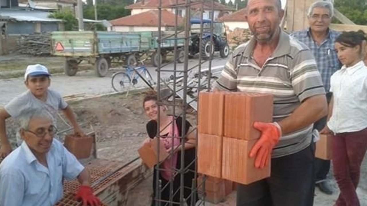 Sandıklı Yumruca’da köy konağı imece usulü yapılıyor