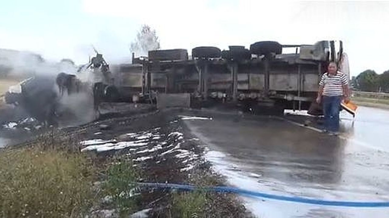 Afyon’da Ayçiçek yağı yüklü tanker otomobile çarptı: 1 yaralı