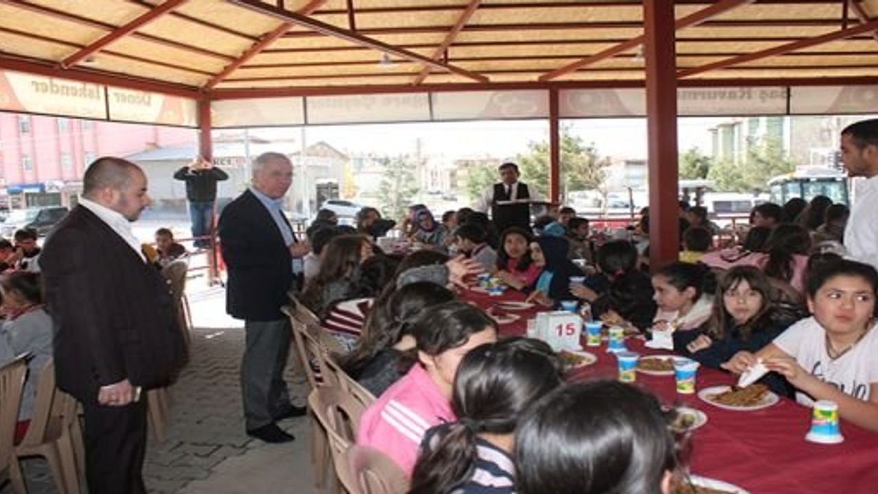 DİNAR ARMAĞAN KARDEŞLERDEN ÖĞRENCİLERE YEMEK İKRAMI