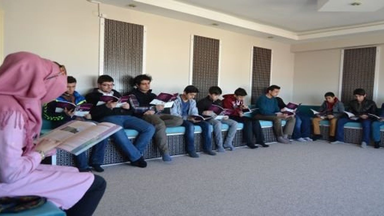 GENÇLER DİNİ İLİMLER ATÖLYESİNDE PEYGAMBERİMİZİN HAYATINI ÖĞRENİYORLAR