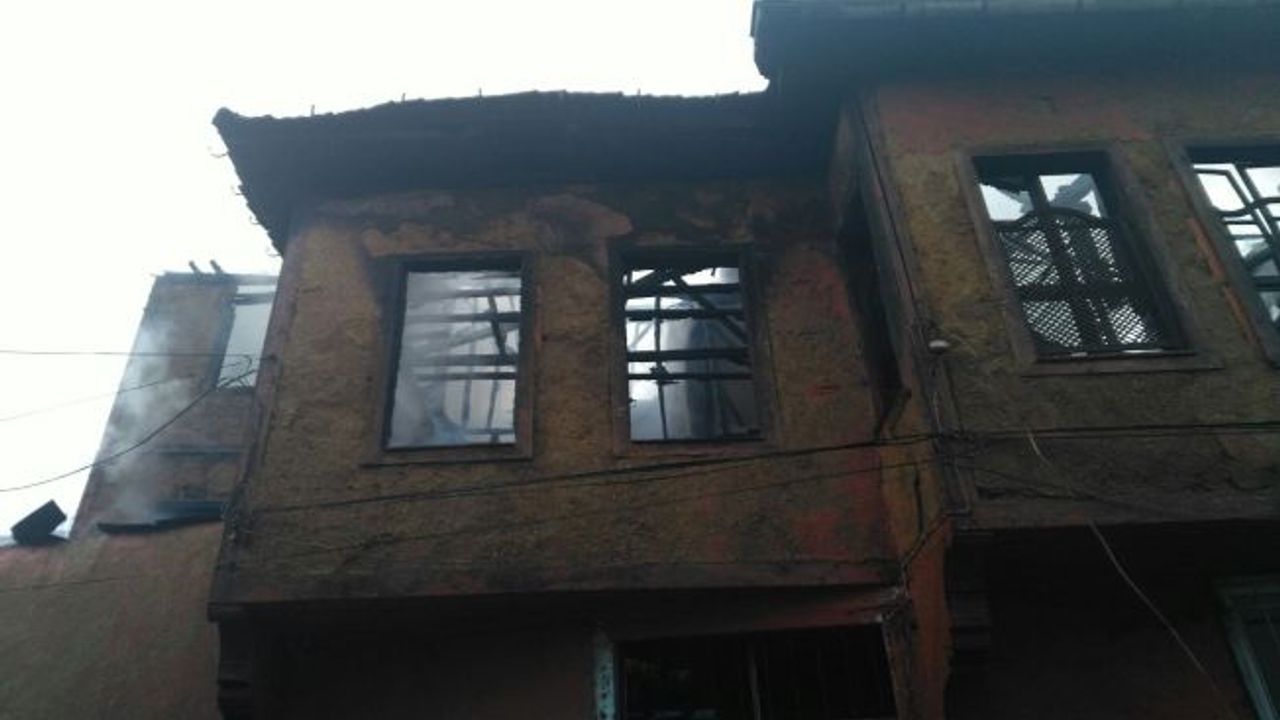 Afyon’da çıkan yangında 5 ev zarar gördü