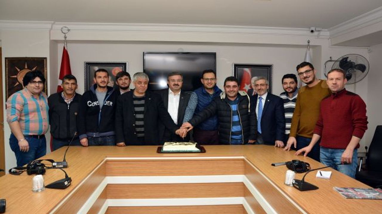 AK Parti İl Başkanı basın mensupları ile pasta kesti