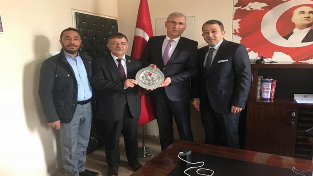 Başmakçı ve Kızılören Belediye Başkanlarına MHP’den plaket