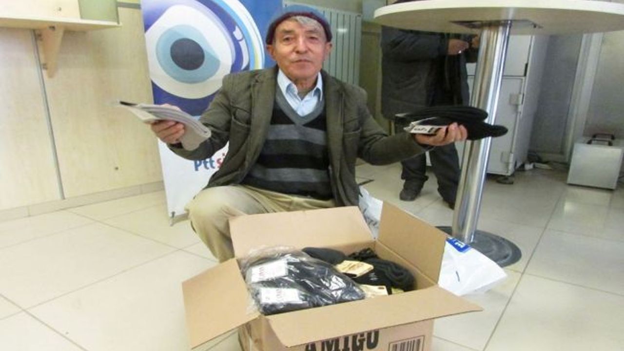 Bayrakçı Dede, askerlere bere ve çorap gönderdi
