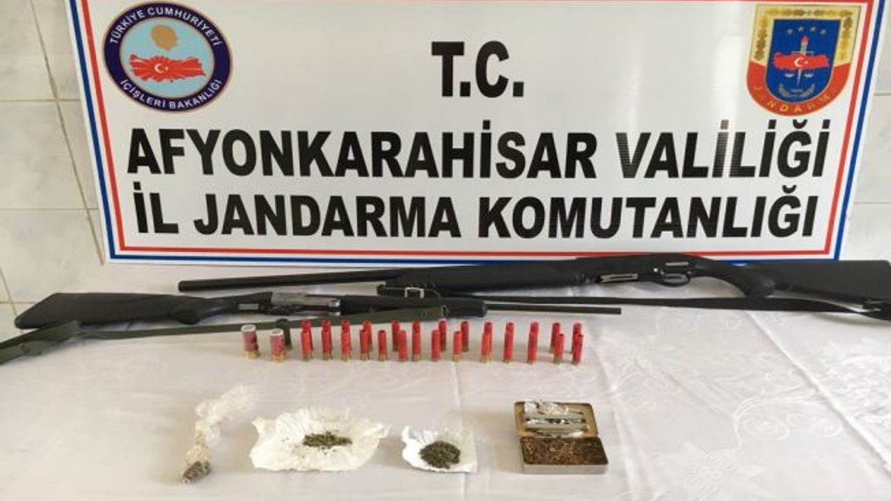 Jandarma esrar ve ruhsatsız av tüfeği ele geçirdi