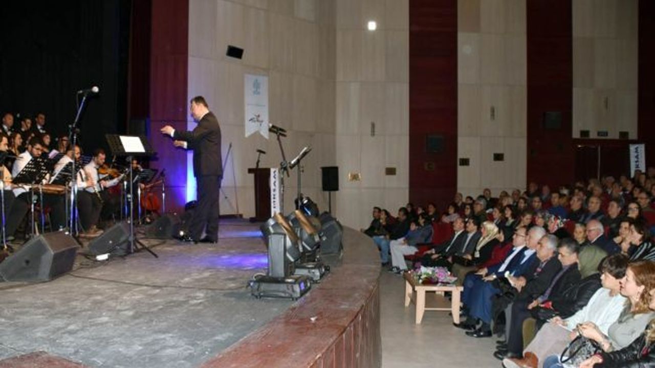 Vali Tutulmaz Türk Sanat Müziği Topluluğu Konserine Katıldı.