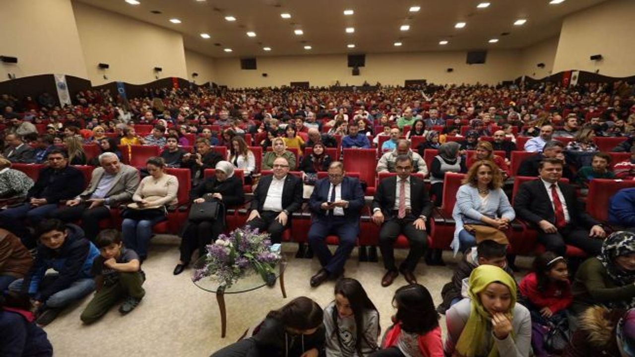 Vali Tutulmaz “Vay Sen Misin Ben Olan” İsimli Oyunu Gösterimine Katıldı.