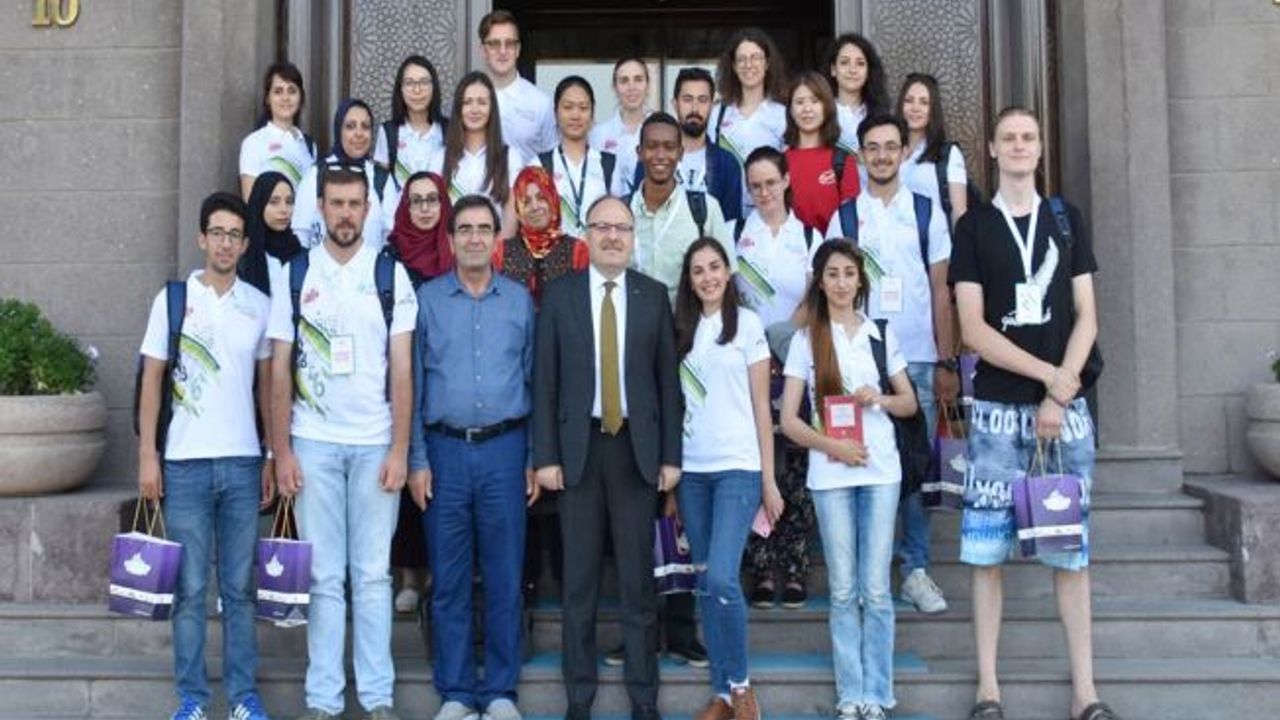 18 farklı ülkeden 22 öğrenci Vali Tutulmaz’ı ziyaret etti