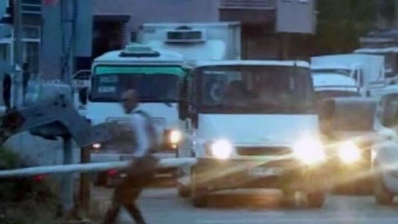 Hemzemin geçitteki bariyeri söken sürücüye ceza