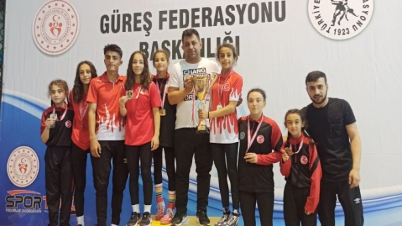Taşoluk Spor Kulübü güreşte Türkiye şampiyon oldu