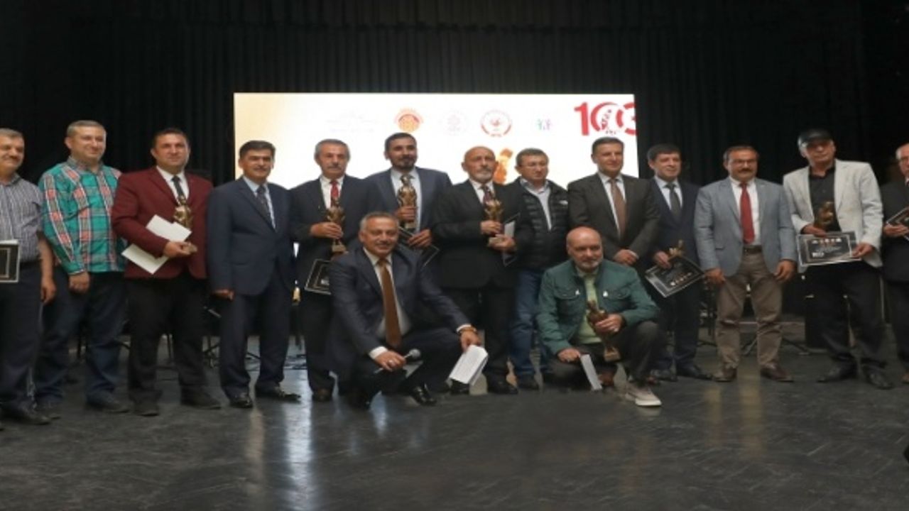 Uluslararası Şiir Yarışmasında Dereceye Girenler Ödüllendirildi