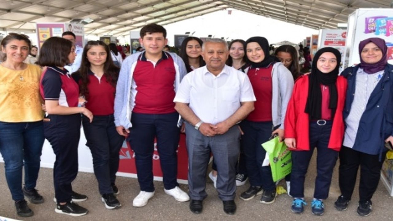 Zeybek Başkan 4. Kitap Fuarını Ziyaret Etti