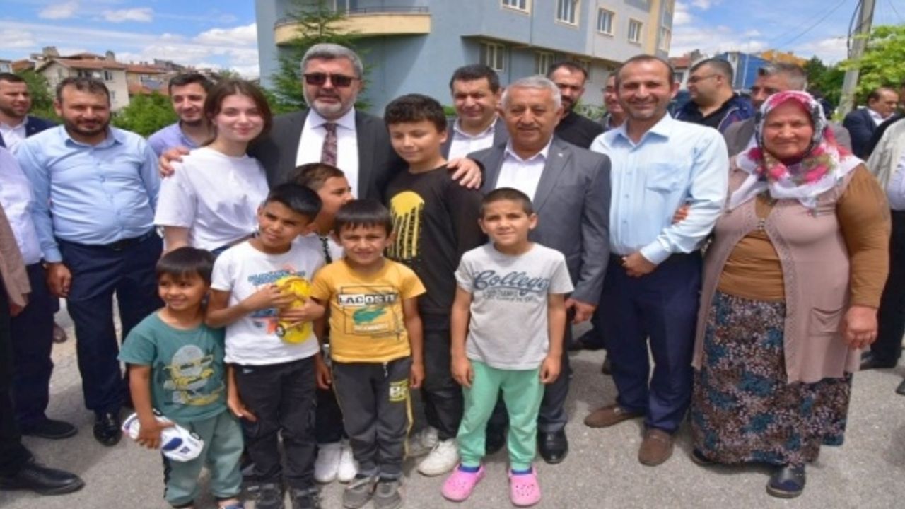 Zeybek Başkan Afyonkarahisar Sokaklarını Karış Karış Dolaşıyor