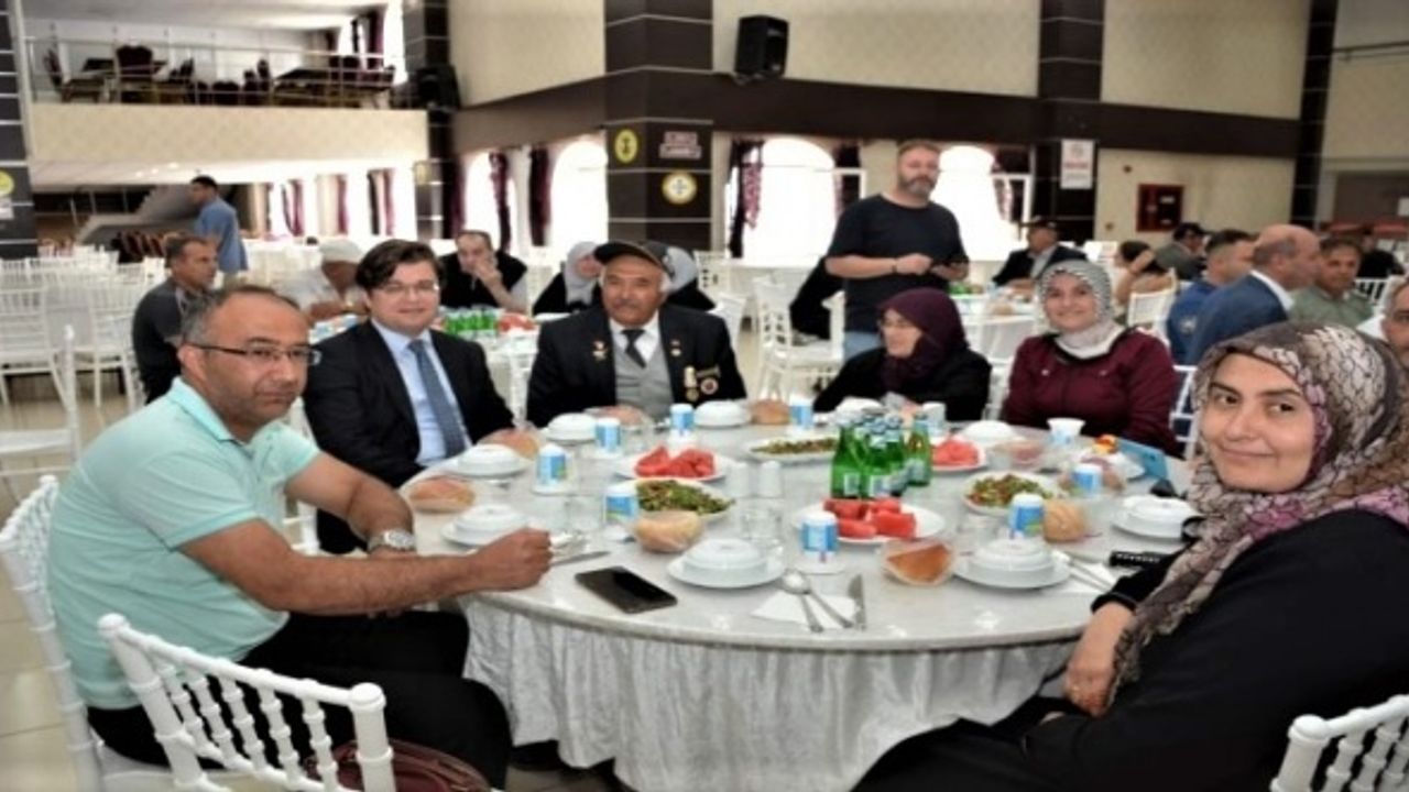 Şuhut’ta Şehit ve gazi aileleri onuruna yemek programı düzenlendi