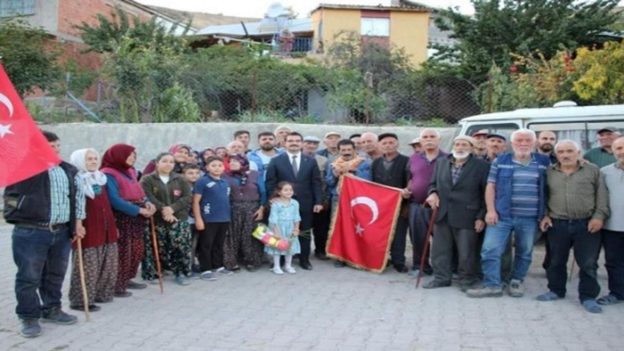 Kaymakamı Türk bayrakları ile karşıladılar