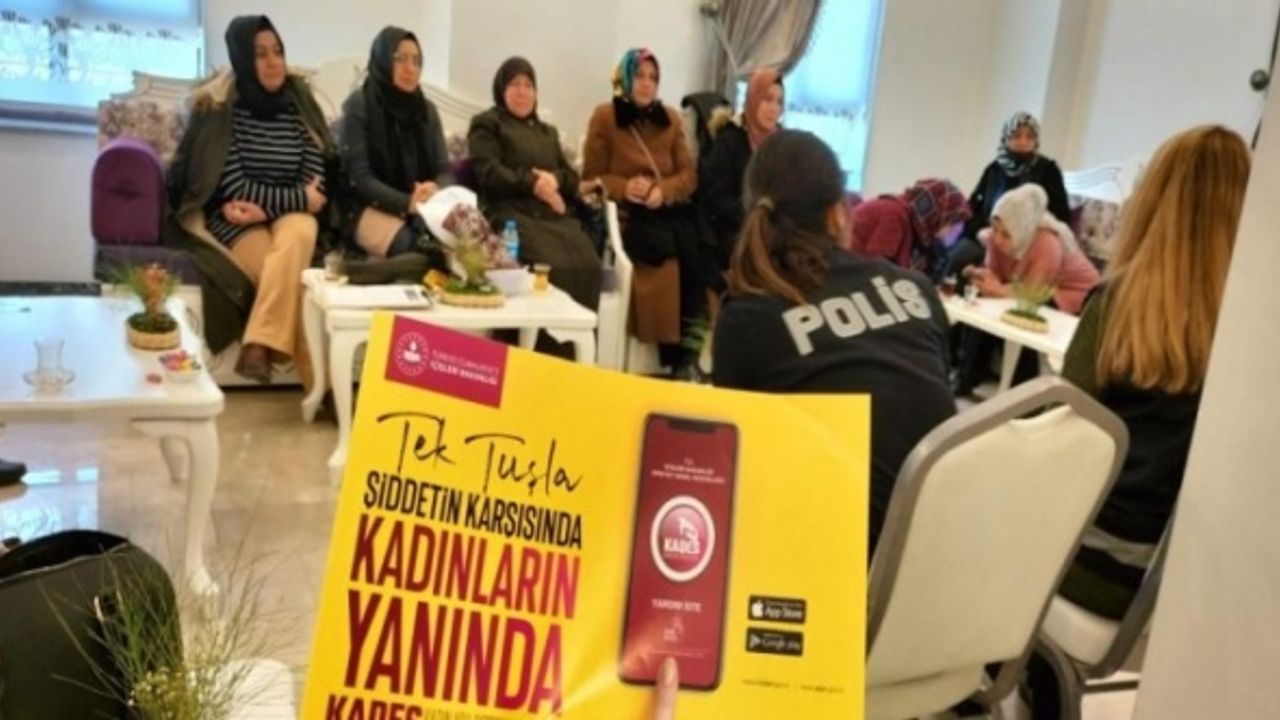 Bolvadin ilçesinde polis kadınlara Kadın Destek Uygulaması’nı (KADES) tanıttı.