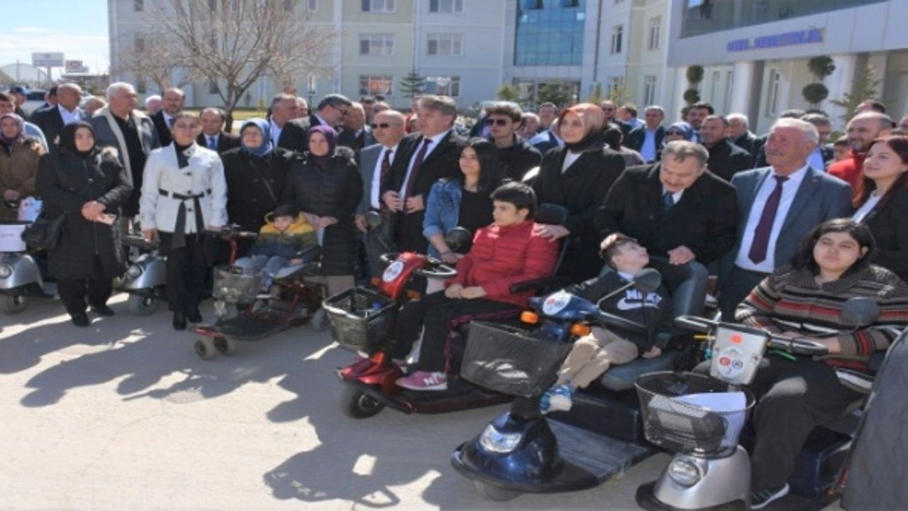 Rektör Okumuş, İhtiyaç Sahiplerine Akülü Araçların Hediye Edildiği Törene Katıldı