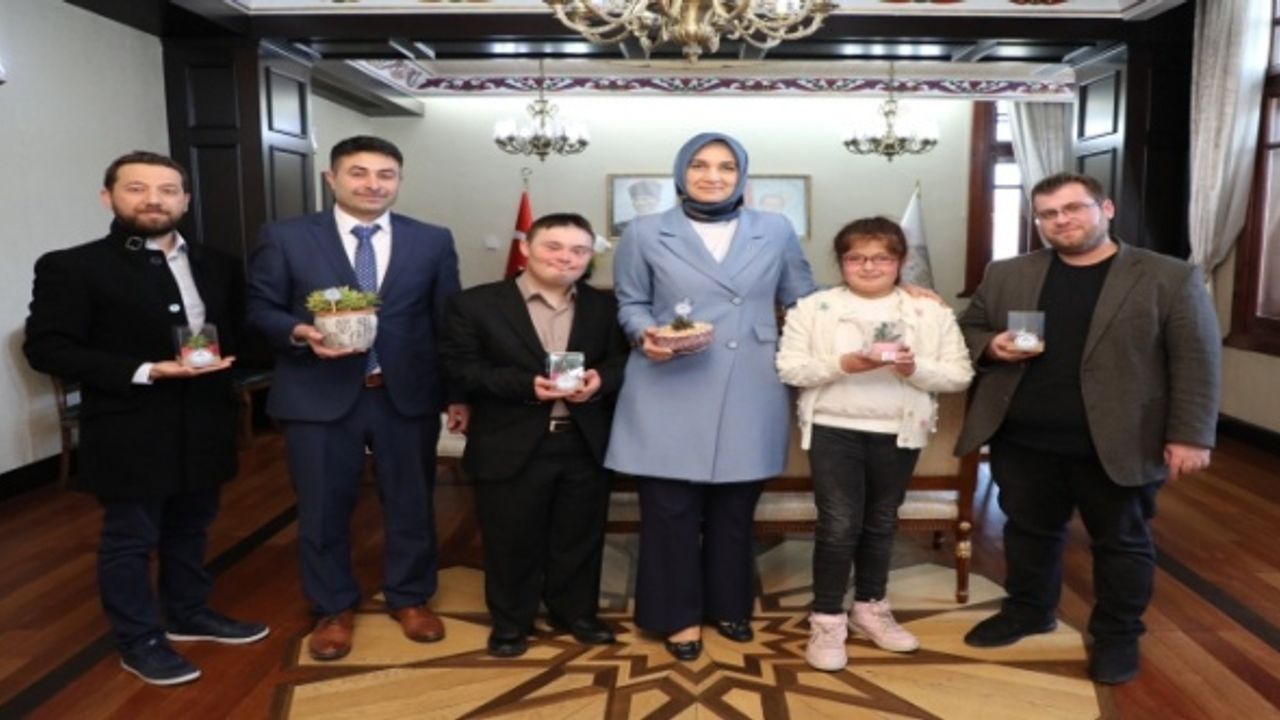 Vali Yiğitbaşı, Sandıklı Özçınar Özel Okulu öğretmen ve öğrencilerini kabul etti