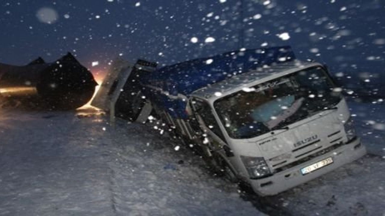 Afyon-Antalya ve Afyon-Kütahya yolu trafiğe kapandı