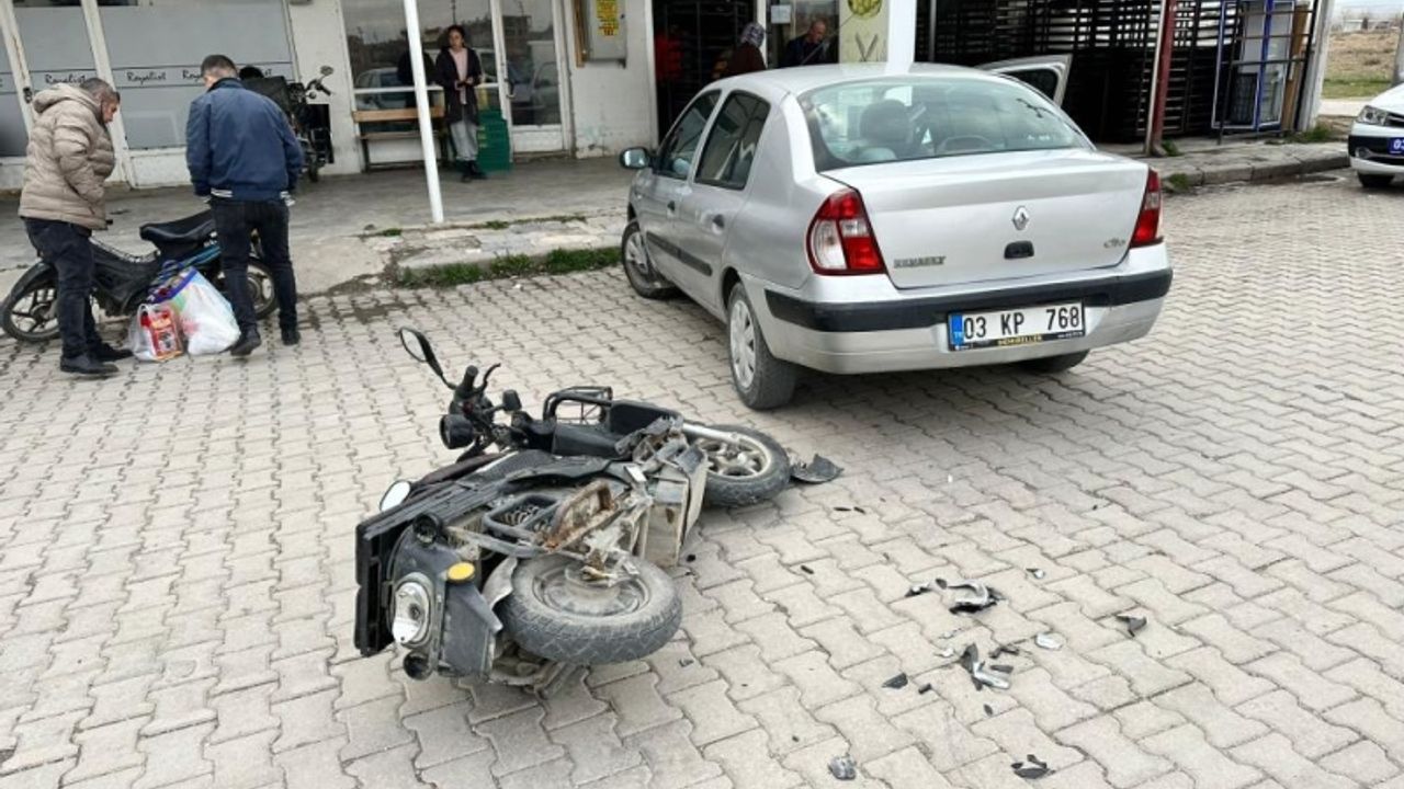 Bolvadin’de otomobille çarpışan elektrikli bisiklet sürücüsü yaralandı