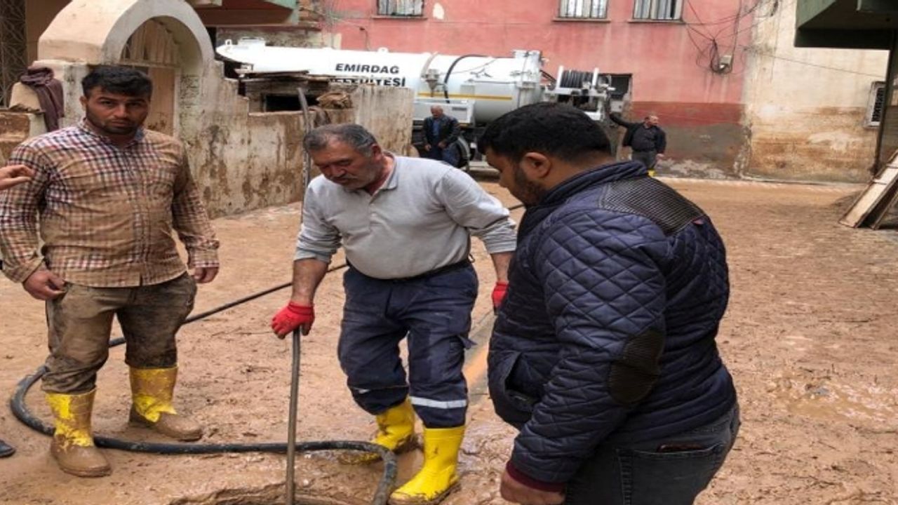 Emirdağ Belediyesi Sel Felaketinin Etkili Olduğu Şanlıurfa'ya Ekip ve Araç Gönderdi