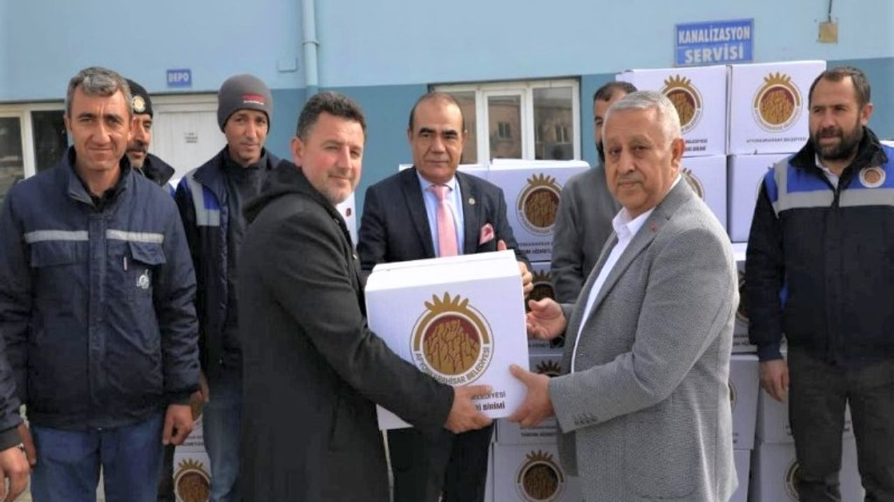 Zeybek Başkan'dan Belediye Personeline Gıda Paketi