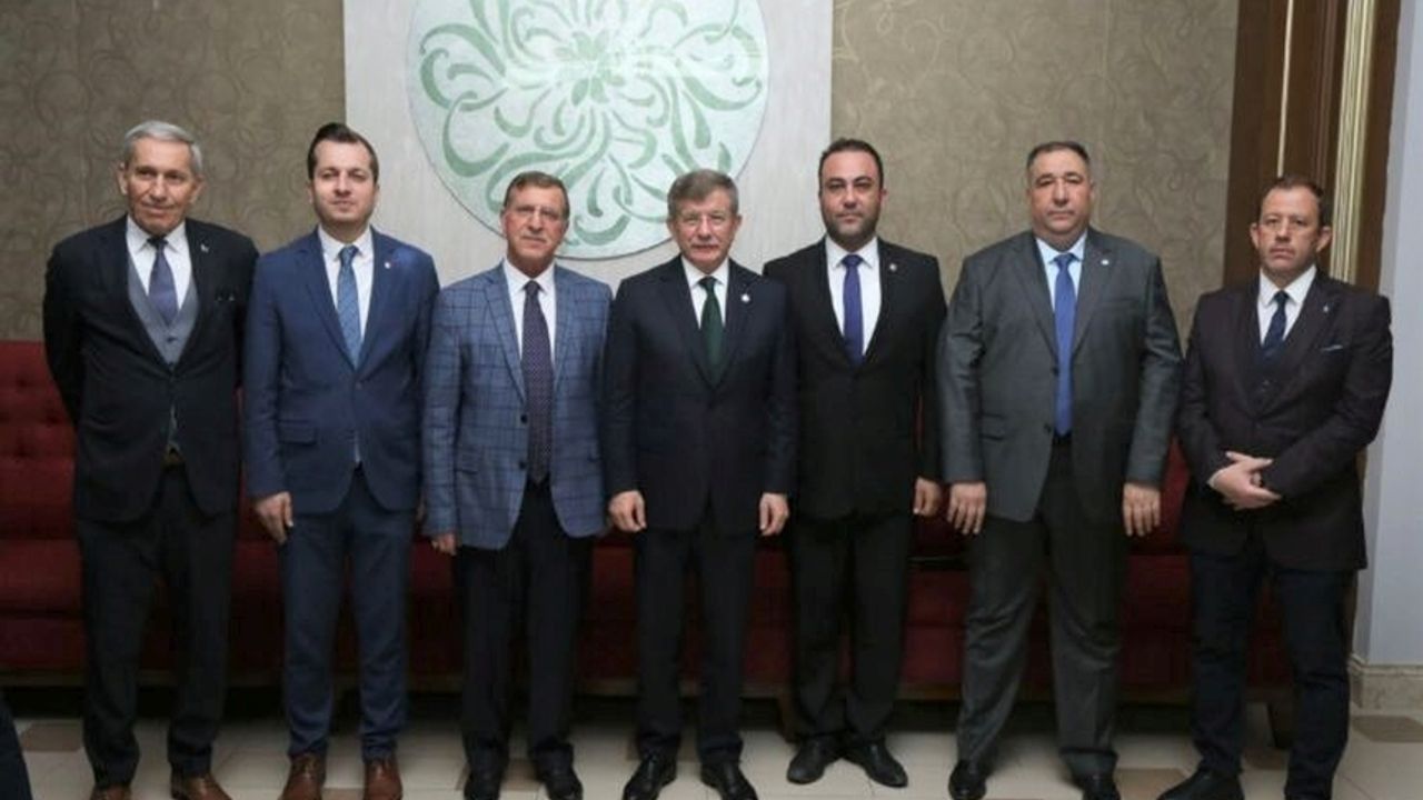 Davutoğlu, “Türk-Kürt, Alevi-Sünni, laik-antilaik ayrımları fay hattı gibi”
