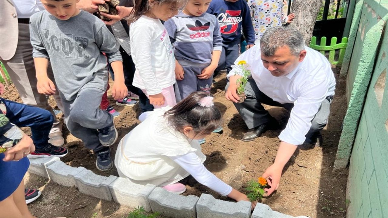 Başkan Koyuncu, Öğrencilerle Birlikte Ekolojik Atölyeler Aracılığıyla Yetiştirilen Çiçekleri Toprakla Buluşturdu