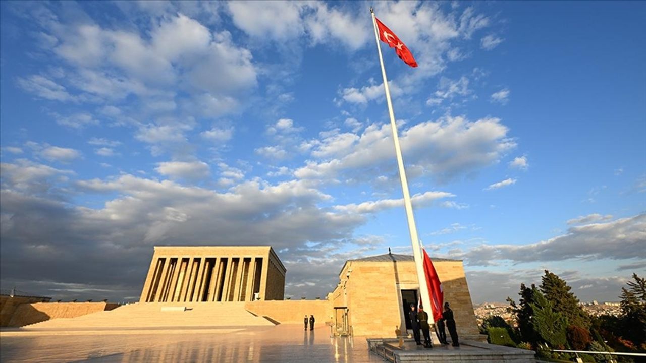 Anıtkâbir'de Türk Bayrağı Göklerden İnmeden Değiştiriliyor