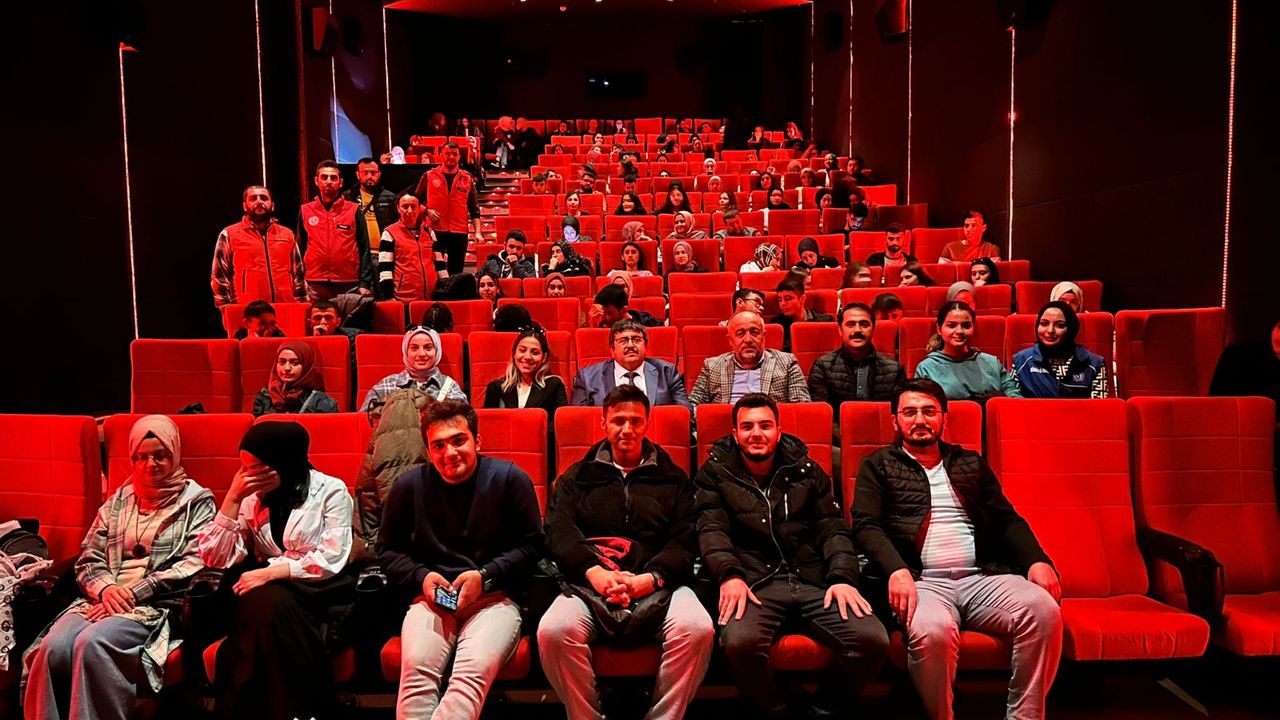 Afyonkarahisar'da 250 gence "Aybüke: Öğretmen Oldum Ben" filmi izletildi.
