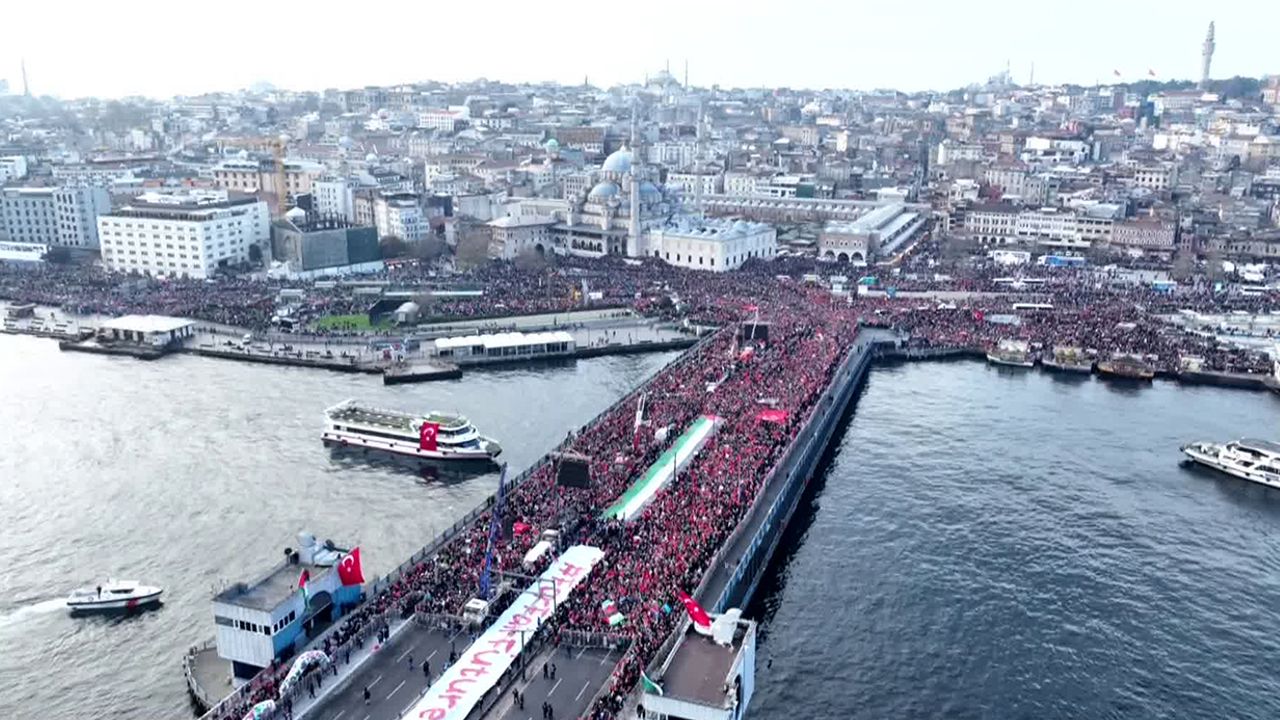 Galata Köprüsü’ne binlerce vatandaş akın etti!