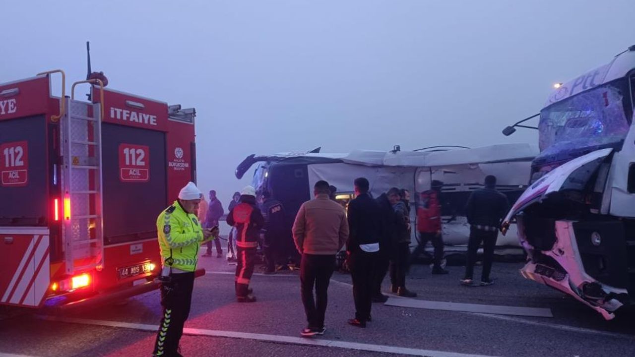 Yolcu otobüsü ile kamyon çarpıştı: 4 ölü, 29 yaralı