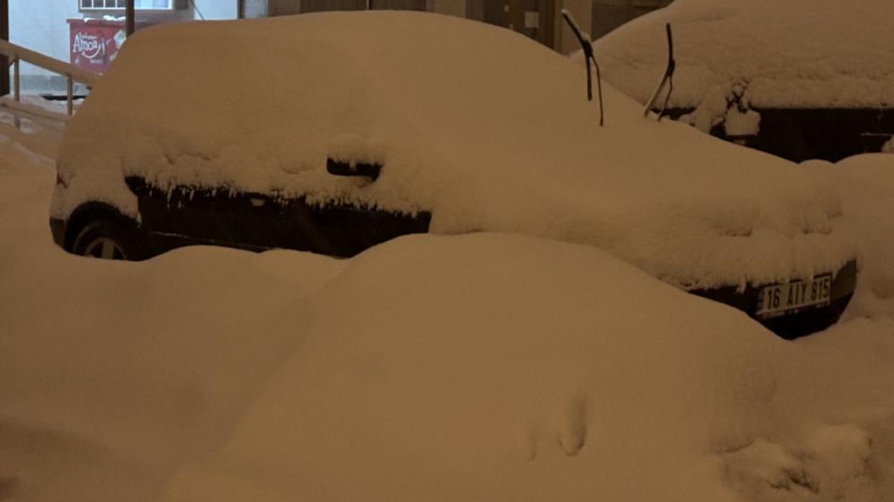 Kar Kalınlığı 20 Santimetreyi Buldu: Araçlar Kara Gömüldü