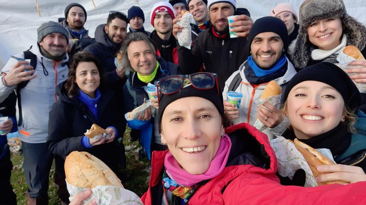 40 Kişilik Ekip Gönül Dağı’nın Zirvesine Tırmanarak Dev Türk Bayrağı Açtı