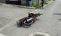 Bolvadin’de otomobille çarpışan ehliyetsiz motosiklet sürücüsü yaralandı.