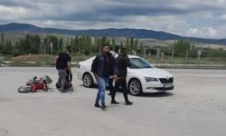 Bolvadin’de otomobilin çarptığı motosiklet sürücüsü ağır yaralandı.