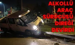 Alkollü araç sürücüsü direği devirdi