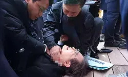Ana muhalefet lideri boynundan bıçaklandı