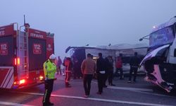 Yolcu otobüsü ile kamyon çarpıştı: 4 ölü, 29 yaralı