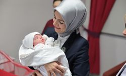Yeni Yılın İlk Bebeklerini Afyonlu Bakan Ziyaret etti