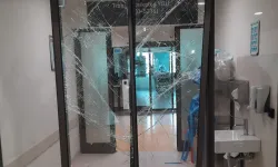 Alkollü avukat hastanenin yoğun bakım servisi kapısını tekmeleyerek kırdı