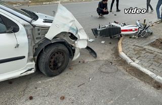 Otomobilin çarptığı motosikletteki 2 genç metrelerce savruldu
