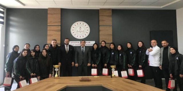 İl Milli Eğitim Müdürü Sünnetci, Afyonkarahisar Spor Lisesi Kriket Takımı Öğrencilerini Makamında Kabul Etti