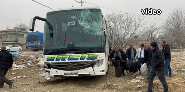 Yolcu otobüsü traktörle çarpıştı, ardından tarlaya girdi