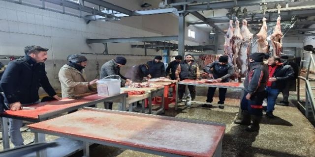 Kasaplar tarafından hazırlanan etler deprem bölgesine gönderiliyor