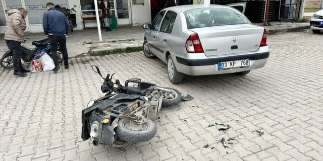 Bolvadin’de otomobille çarpışan elektrikli bisiklet sürücüsü yaralandı