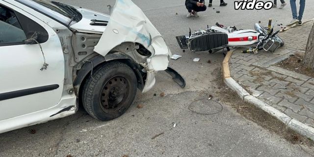 Otomobilin çarptığı motosikletteki 2 genç metrelerce savruldu