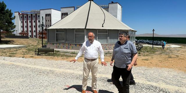 Sultandağı’nda genç kampçılarla bir araya geldi