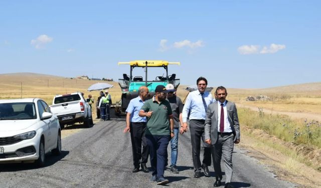 Kaymakam Demirbilek asfalt çalışmalarını yerinde inceledi