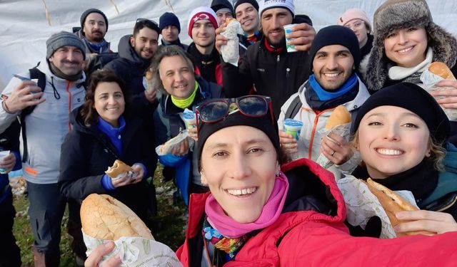 40 Kişilik Ekip Gönül Dağı’nın Zirvesine Tırmanarak Dev Türk Bayrağı Açtı
